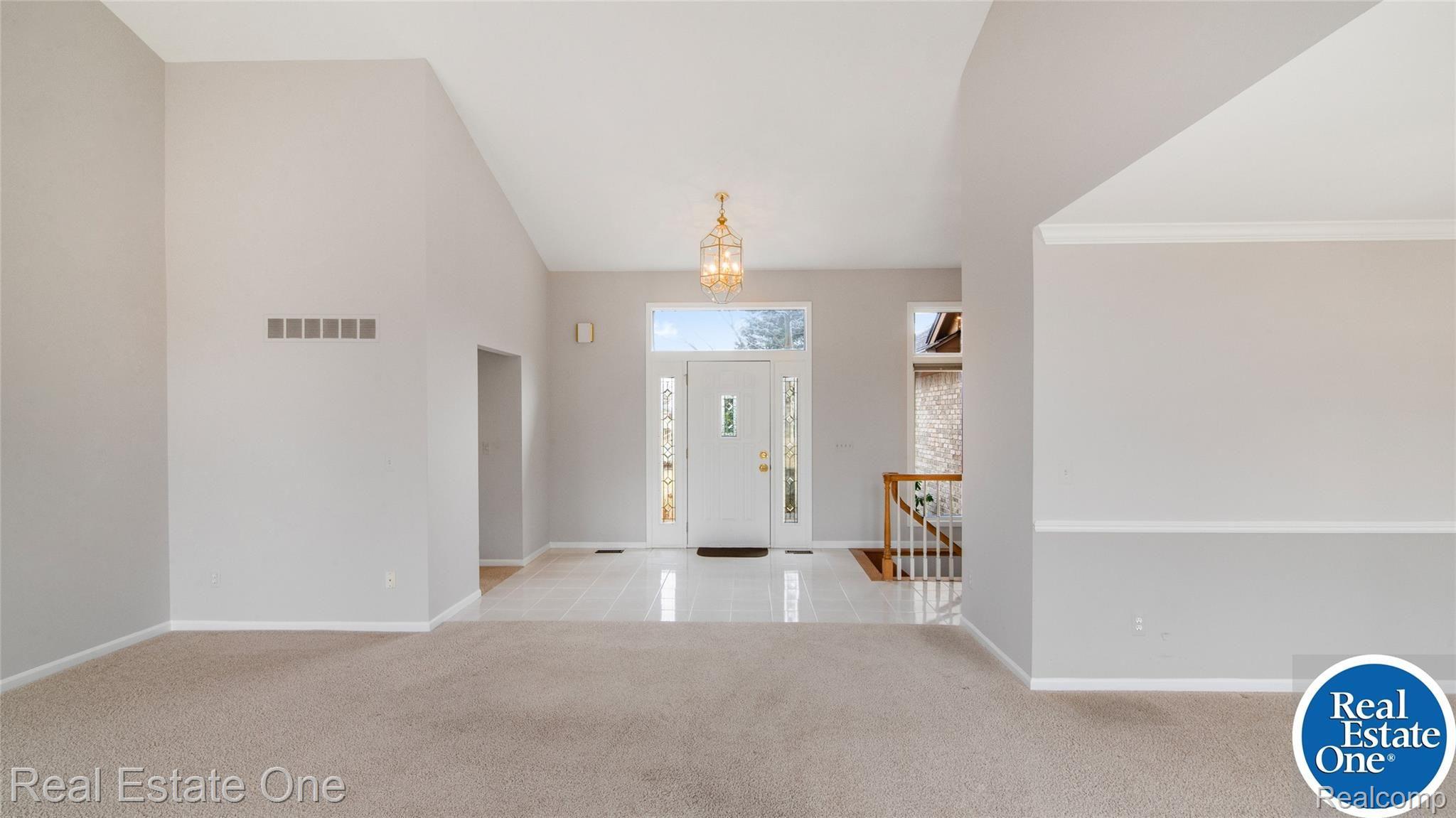 19449 Newburgh Road Livonia, MI 48152 - Photo 6 of 41 Entry foyer, open to the Great Room.