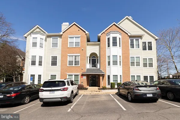 $480,000 | 4138 Fountainside Lane, Unit 201, Fairfax, VA 22030