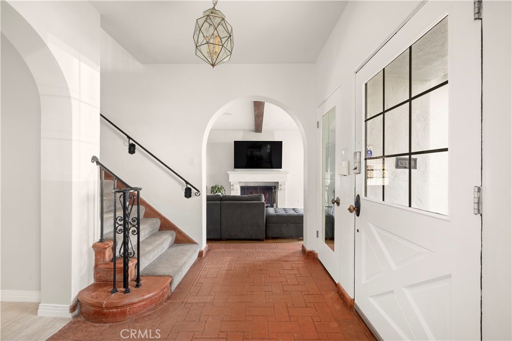 6136 Barrows Drive Los Angeles, CA 90048 - Photo 2 of 25