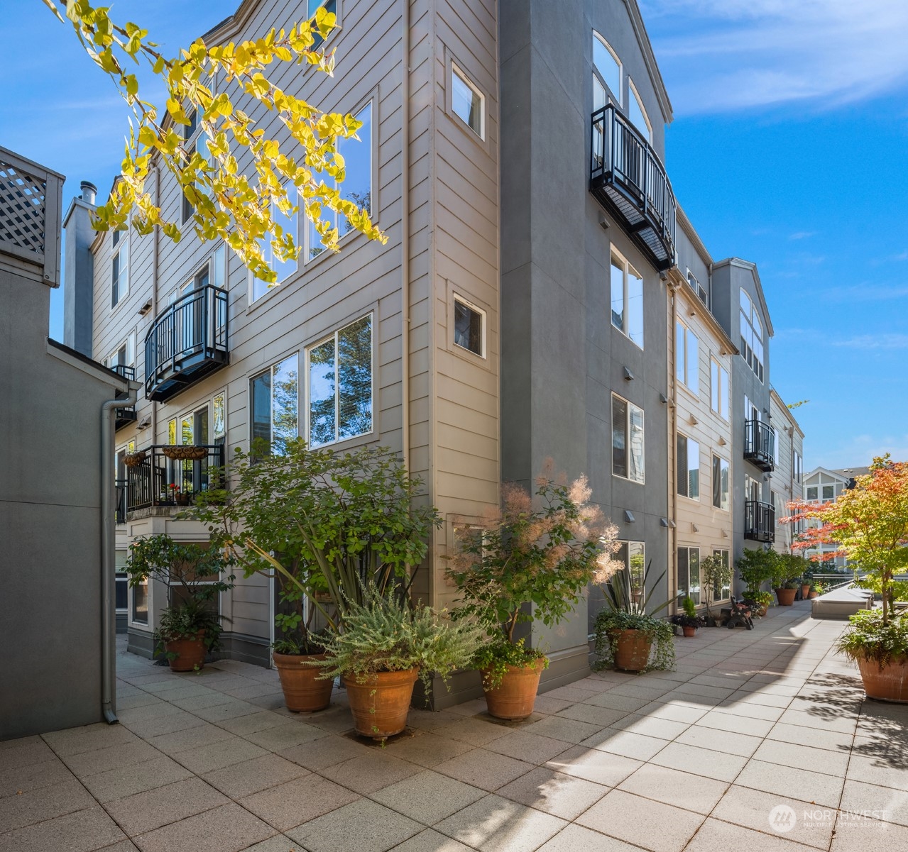 500 Aloha Street, Unit E111 Seattle, WA 98109 - Photo 21 of 25 a view of a building with sitting area