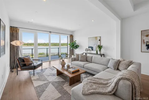 $1,899,000 | 10 Shore Road, Unit 208, Glenwood Landing, NY 11547