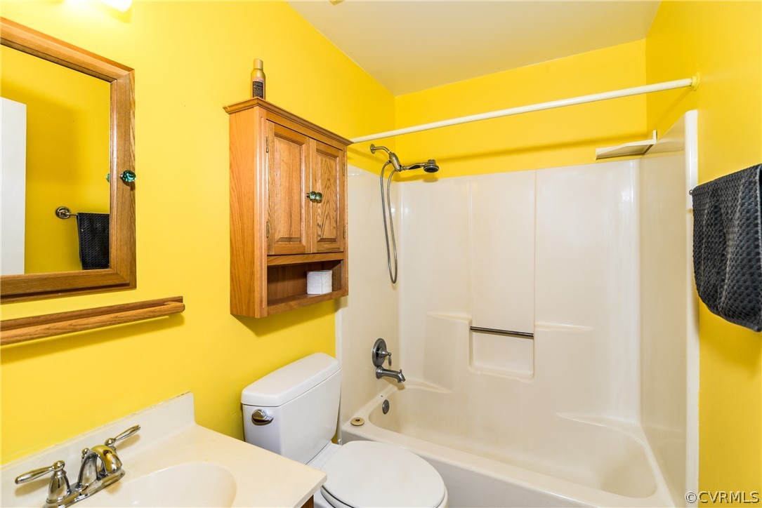 4217 Broad St Road Gum Spring, VA 23065 - Photo 19 of 39 a bathroom with a sink mirror toilet and bathtub