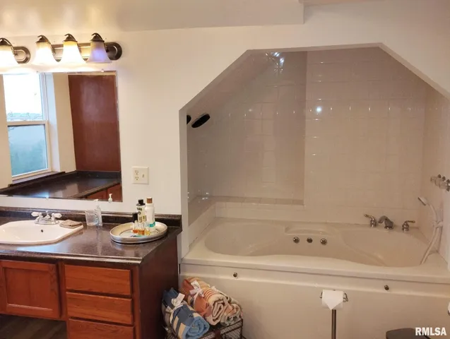 $393,000 | 10788 North 1000 E Road, Chenoa, IL 61726