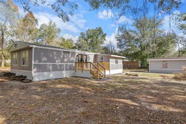 a view of a backyard
