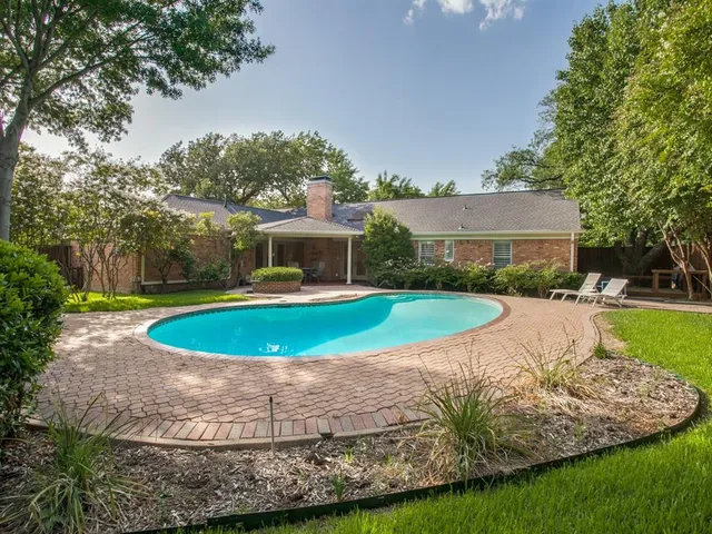 a view of a house with a yard and a fountain