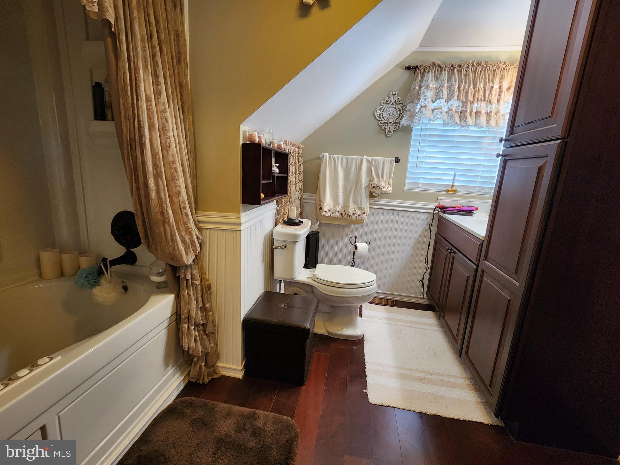 5470 Halltown Road Hartly, DE 19953 - Photo 8 of 18 Upstairs Full Bath w/Linen Cabinets & Jetted Tub