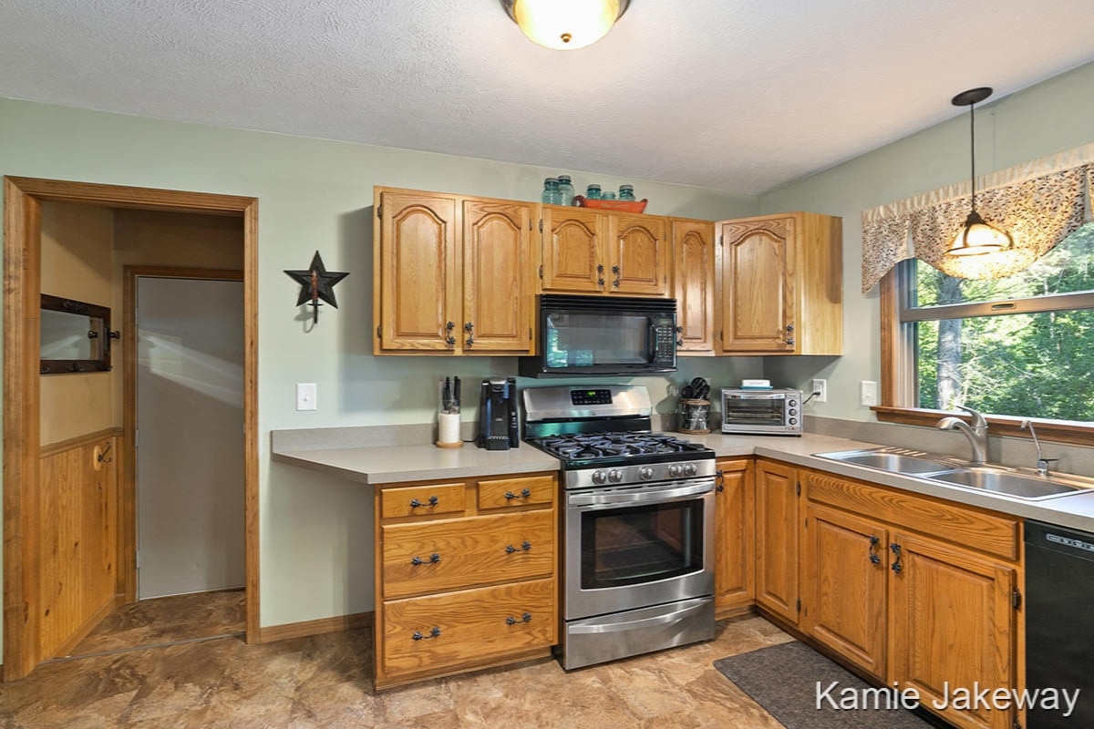 6194 Long Lake Road Belding, MI 48809 - Photo 9 of 45 Kitchen