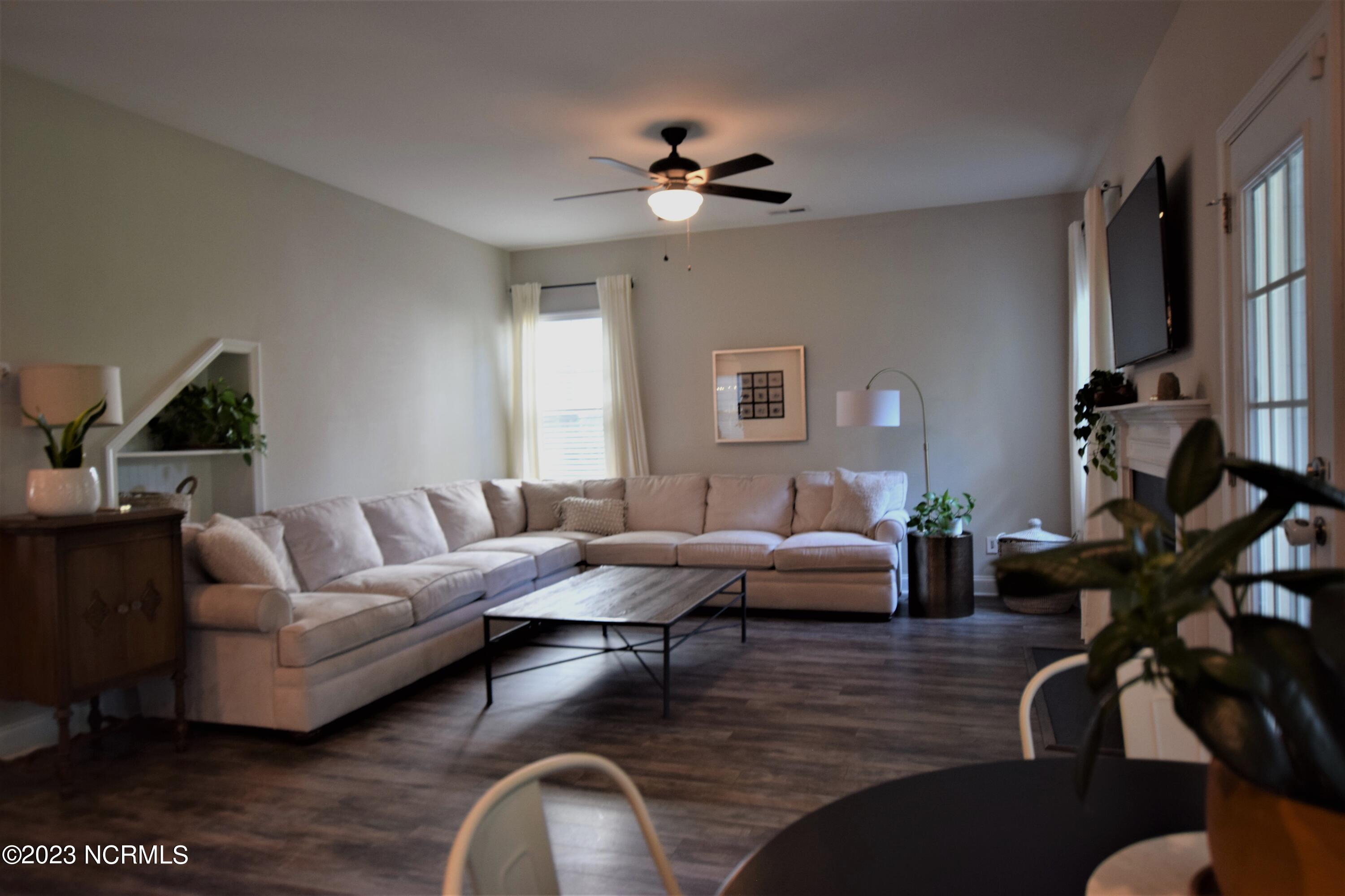 398 Kerr Lake Road Aberdeen, NC 28315 - Photo 5 of 37 Living Room