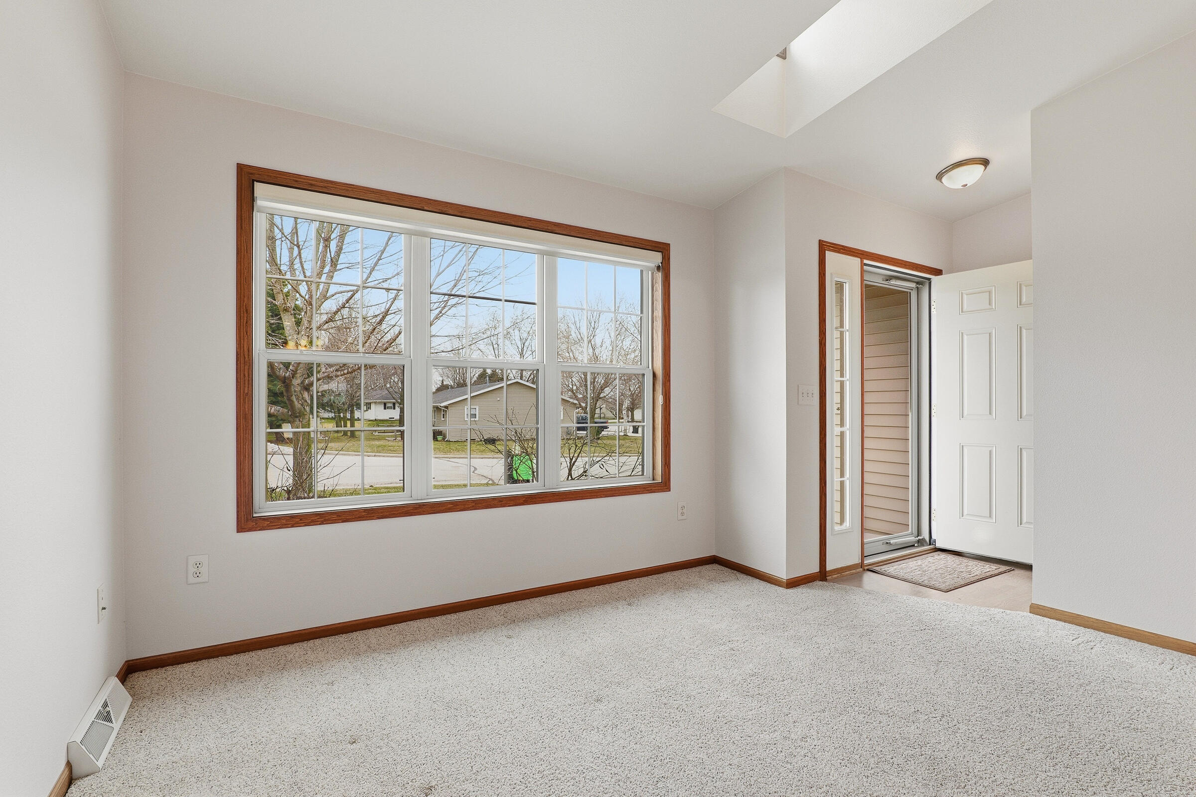 437 Kennedy Court Howards Grove, WI 53083 - Photo 8 of 28 Grand Windows