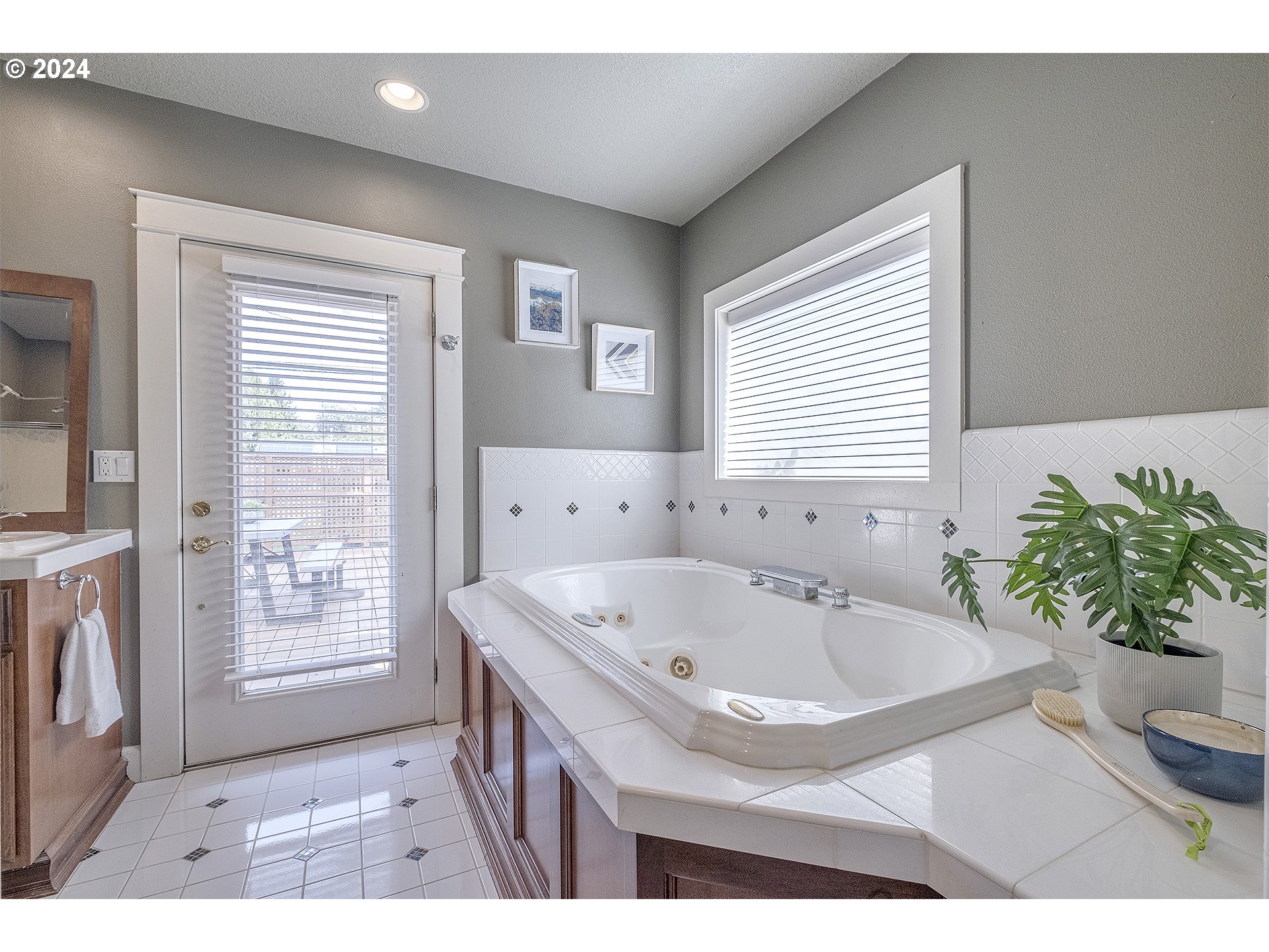 5434 Southeast King Road Milwaukie, OR 97222 - Photo 15 of 33 a bathroom with a bathtub and sink