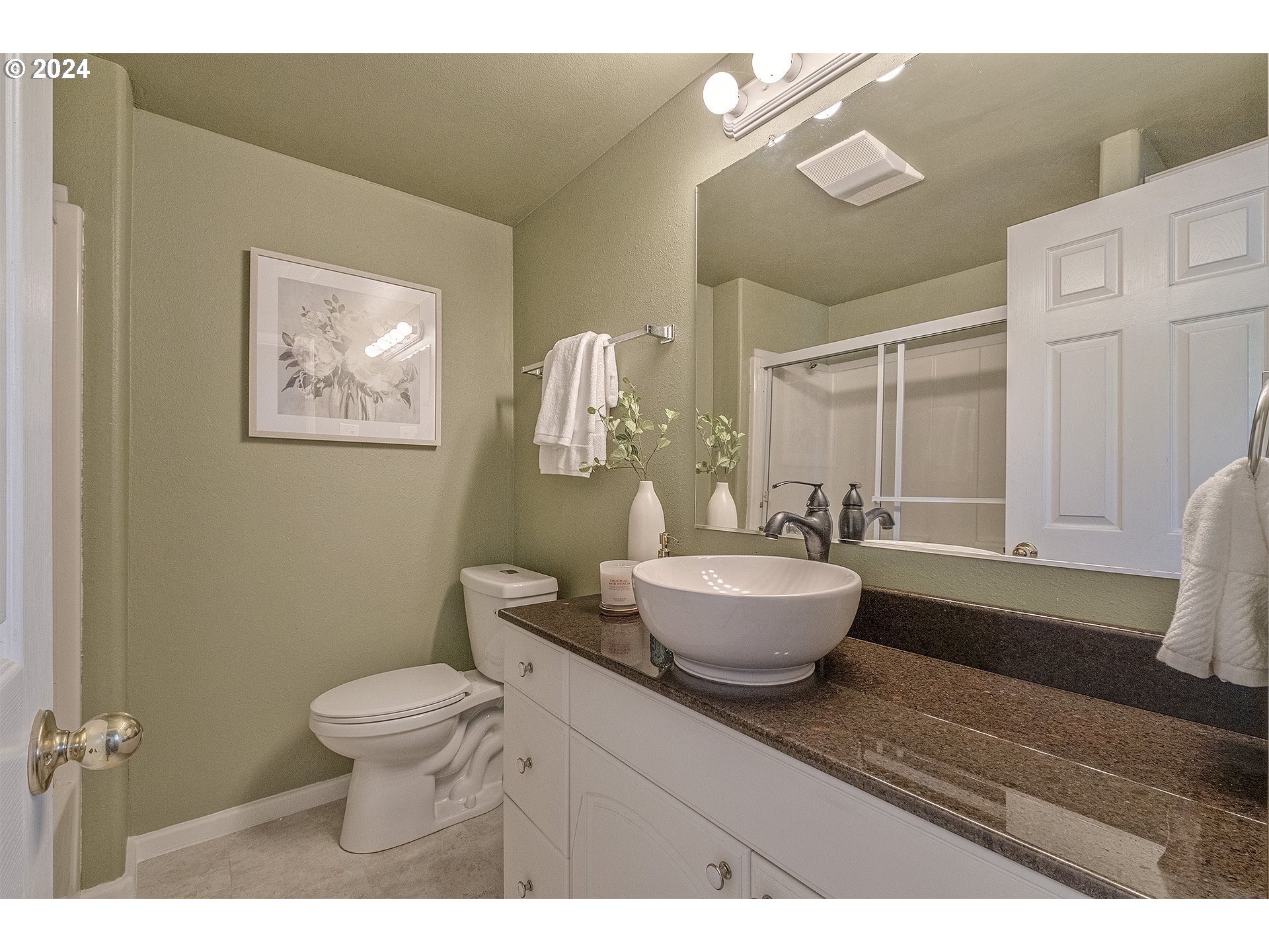 5434 Southeast King Road Milwaukie, OR 97222 - Photo 19 of 33 a bathroom with a toilet a sink and a mirror