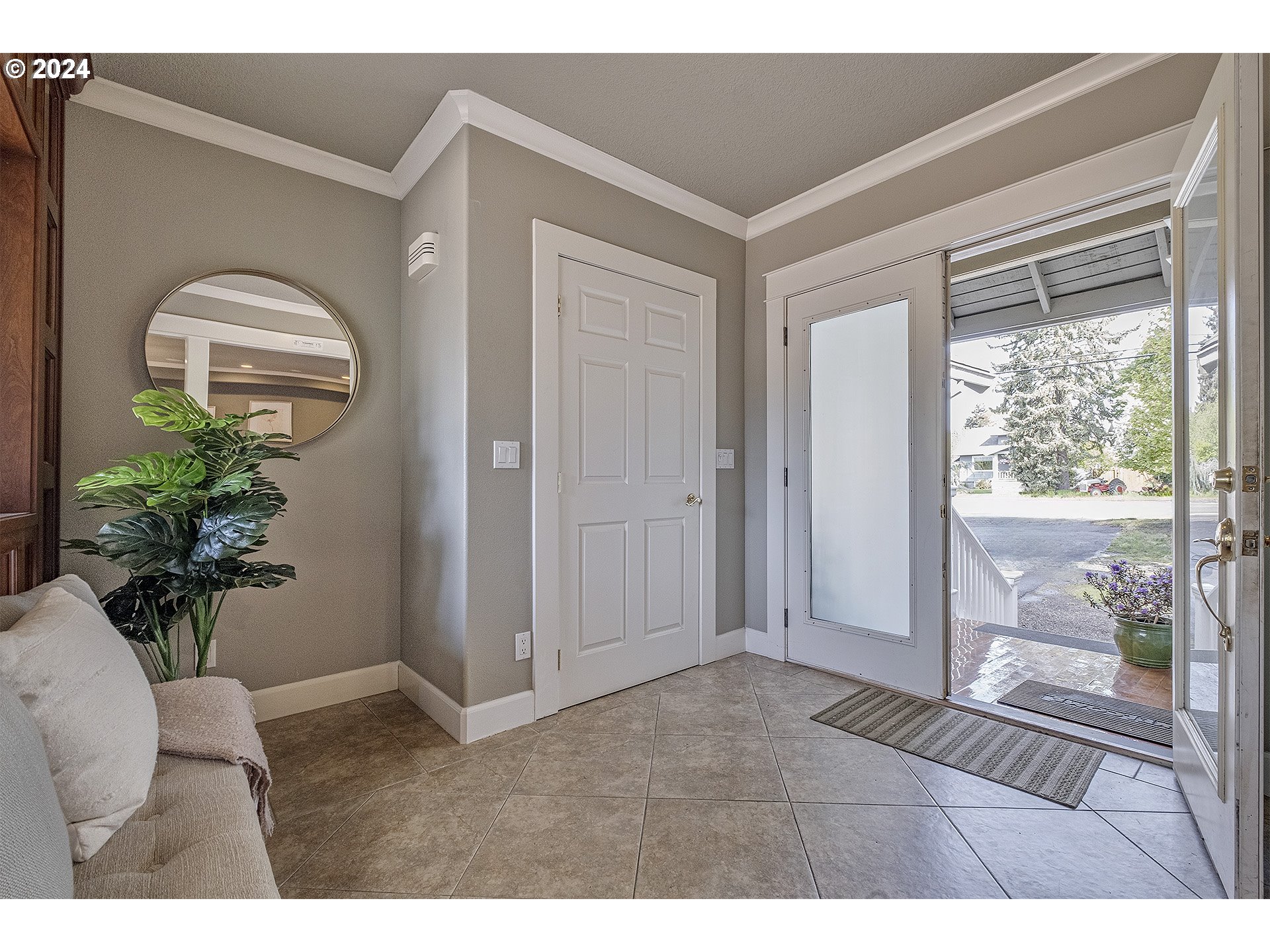 5434 Southeast King Road Milwaukie, OR 97222 - Photo 2 of 33 a view of livingroom with furniture