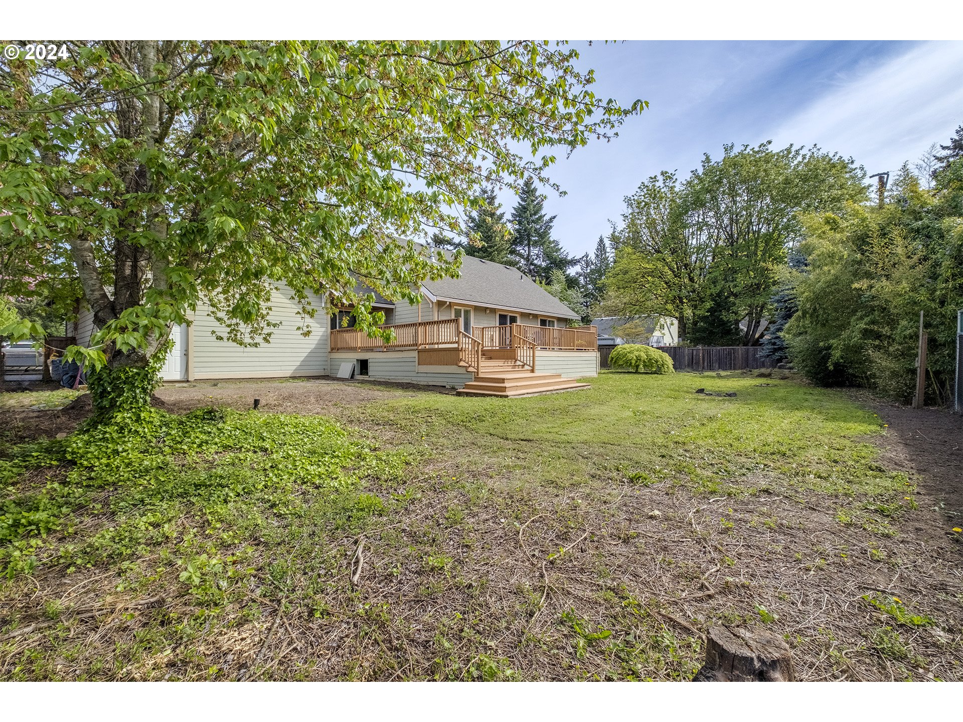5434 Southeast King Road Milwaukie, OR 97222 - Photo 26 of 33 a house view with a garden space