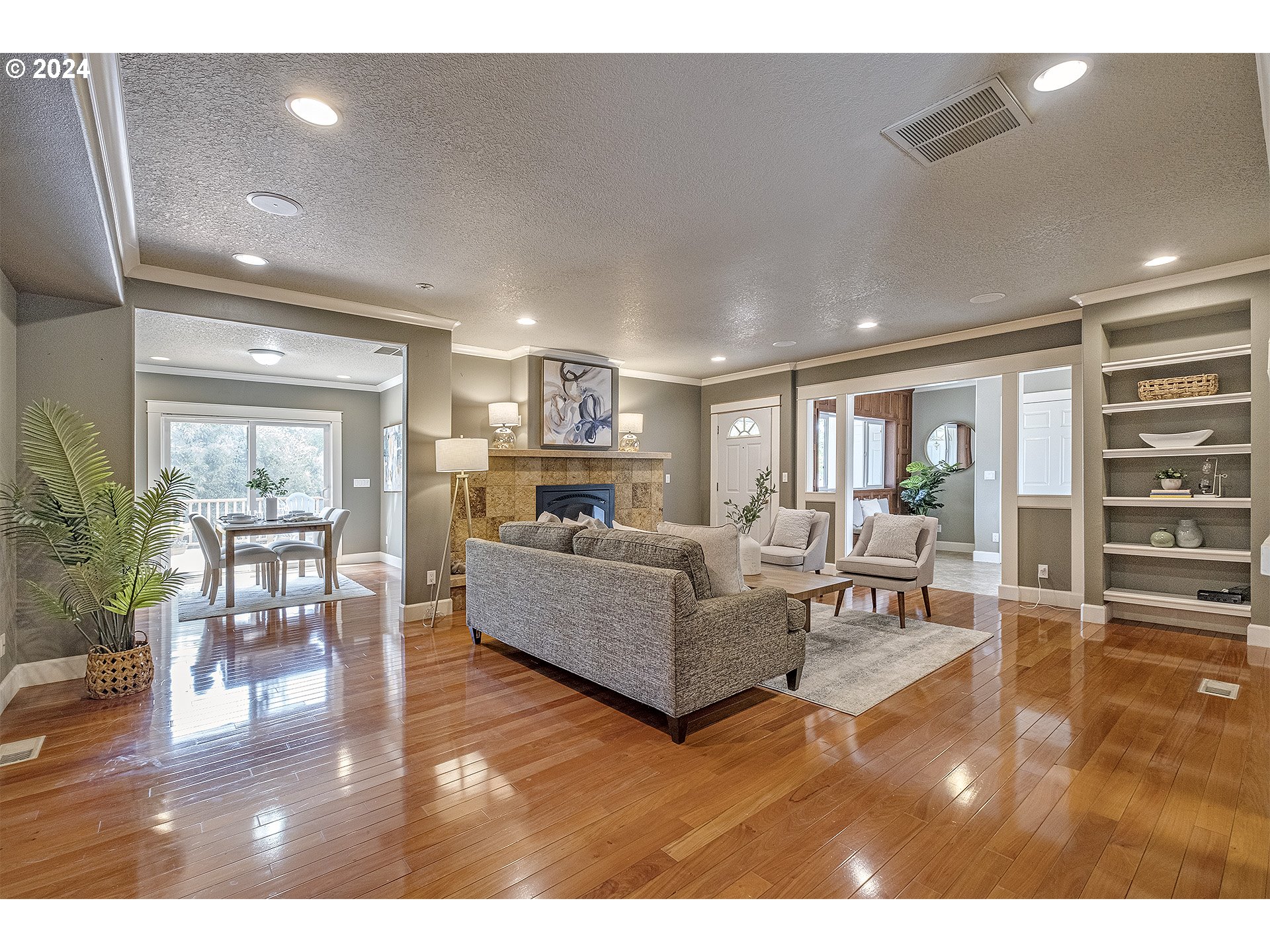5434 Southeast King Road Milwaukie, OR 97222 - Photo 5 of 33 a living room with furniture and a wooden floor