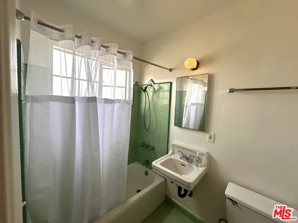$1,875 | 12717 Washington Place, Unit 10, Los Angeles, CA 90066