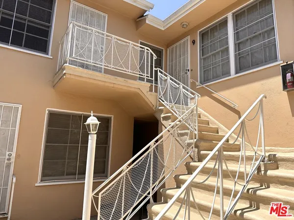 $1,875 | 12717 Washington Place, Unit 10, Los Angeles, CA 90066
