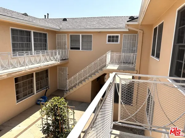 $1,875 | 12717 Washington Place, Unit 10, Los Angeles, CA 90066