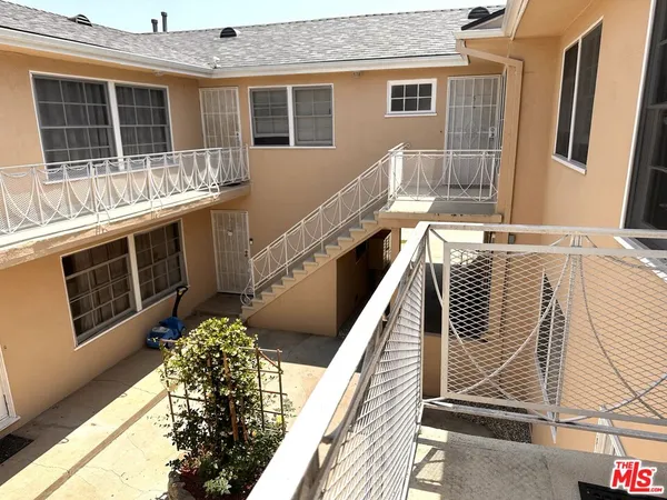 $1,875 | 12717 Washington Place, Unit 10, Los Angeles, CA 90066