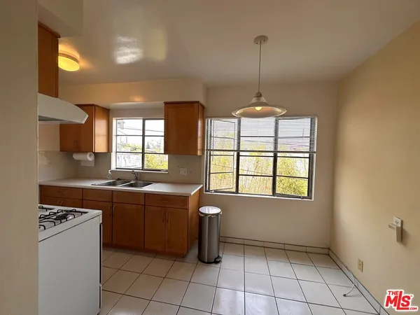 $1,875 | 12717 Washington Place, Unit 10, Los Angeles, CA 90066