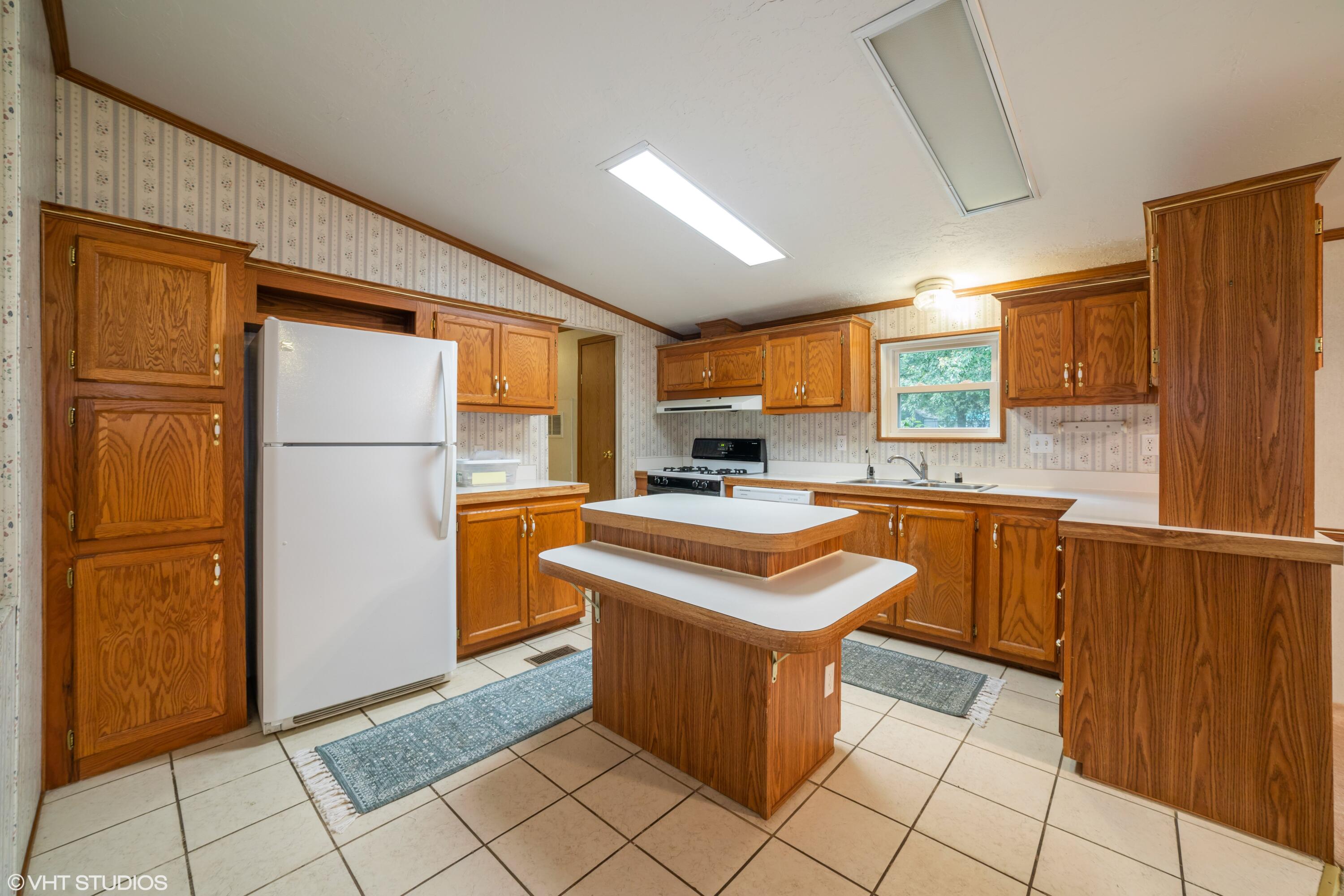 2005 Lakeview Road Valparaiso, IN 46383 - Photo 4 of 17 3000x2000