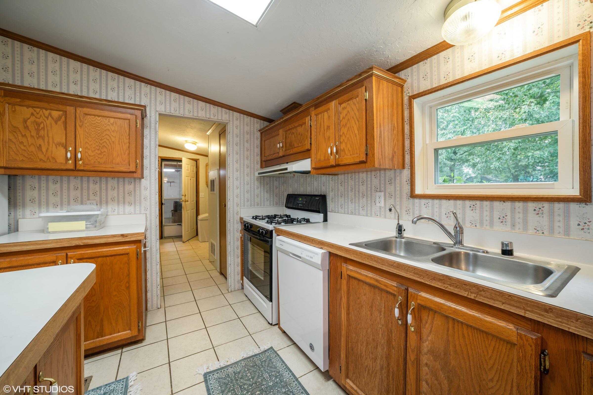 2005 Lakeview Road Valparaiso, IN 46383 - Photo 5 of 17 2400x1600