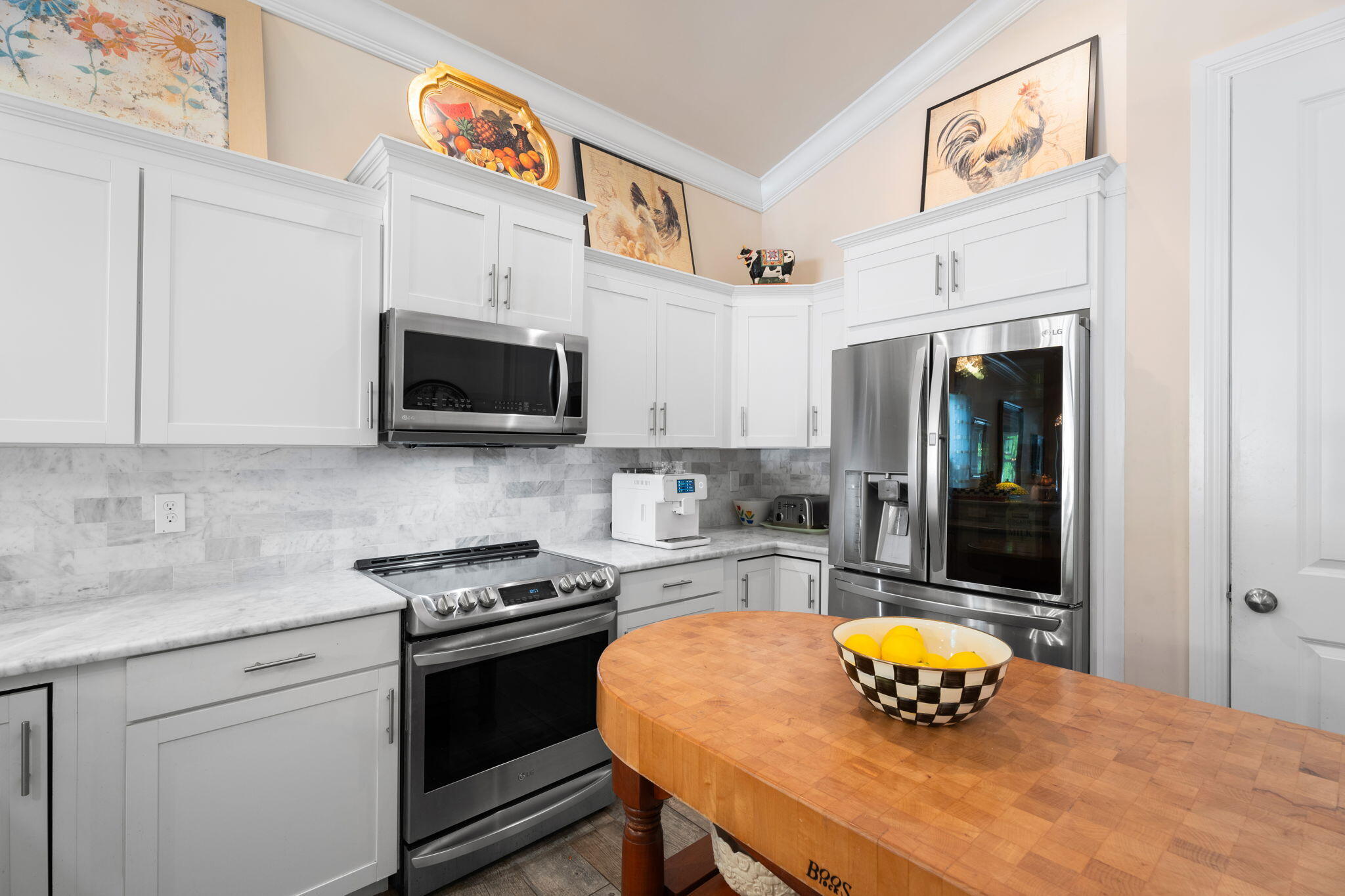 412 Southwest Akron Avenue Stuart, FL 34994 - Photo 15 of 60 a kitchen with stainless steel appliances a stove a microwave a dining table and chairs