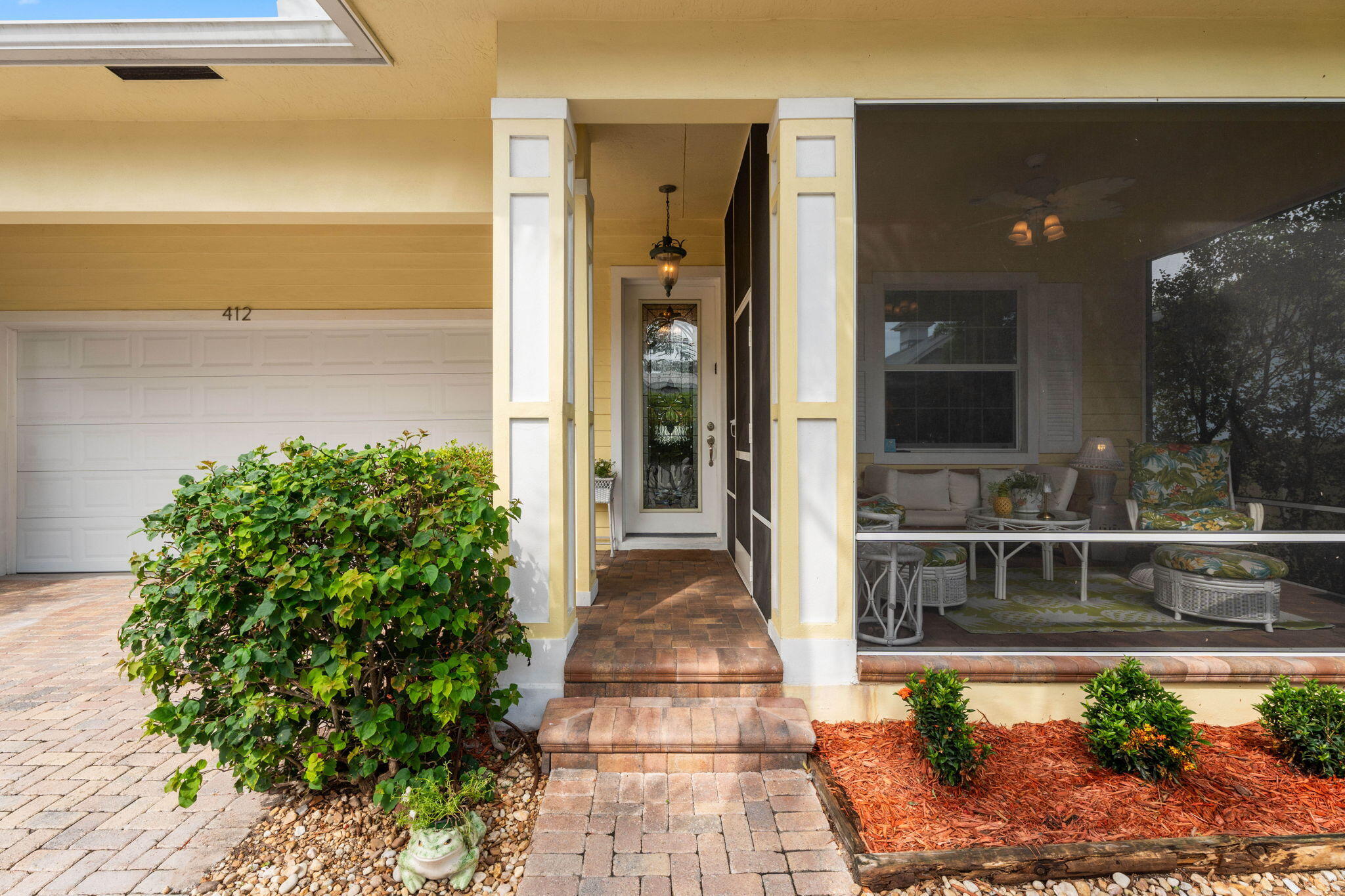 412 Southwest Akron Avenue Stuart, FL 34994 - Photo 8 of 60 a view of lobby with a outdoor space