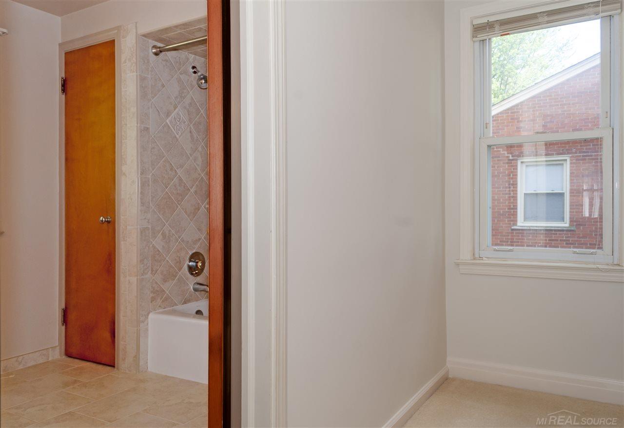 1724 Prestwick Road Grosse Pointe, MI 48236 - Photo 15 of 32 50022550-14.JPG