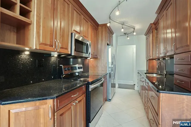 $549,900 | 300 Winston Drive, Unit 908, Cliffside Park, NJ 07010