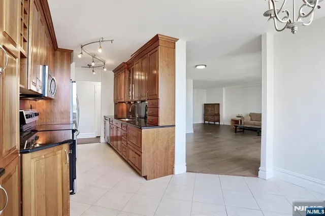 $549,900 | 300 Winston Drive, Unit 908, Cliffside Park, NJ 07010