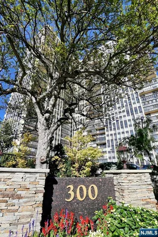 $549,900 | 300 Winston Drive, Unit 908, Cliffside Park, NJ 07010