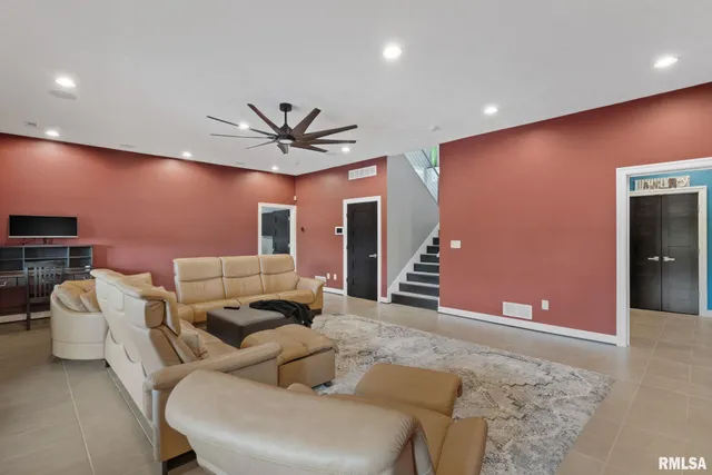 $2,200,000 | 9901 Highway 6, Geneseo, IL 61254