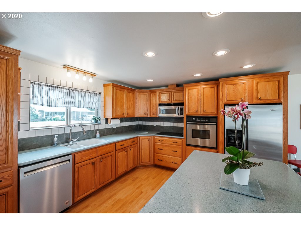 1550 Menlo Loop Springfield, OR 97477 - Photo 10 of 27
