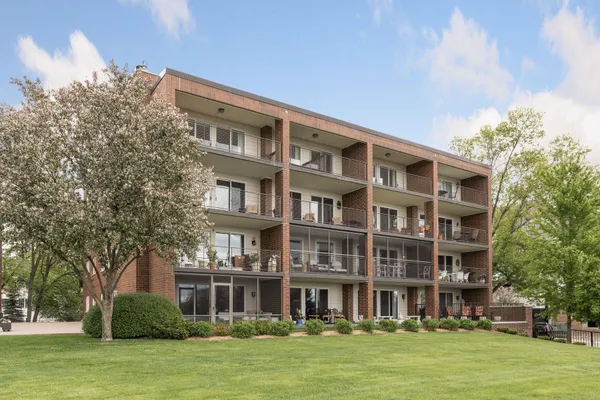 $1,795,000 | 540 Indian Mound Street East, Unit 1A, Wayzata, MN 55391
