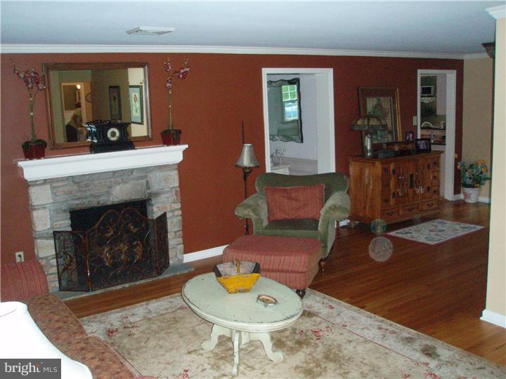 58 Mallard Road Holland, PA 18966 - Photo 2 of 25 Living Room