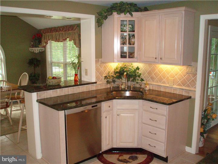 58 Mallard Road Holland, PA 18966 - Photo 7 of 25 Kitchen