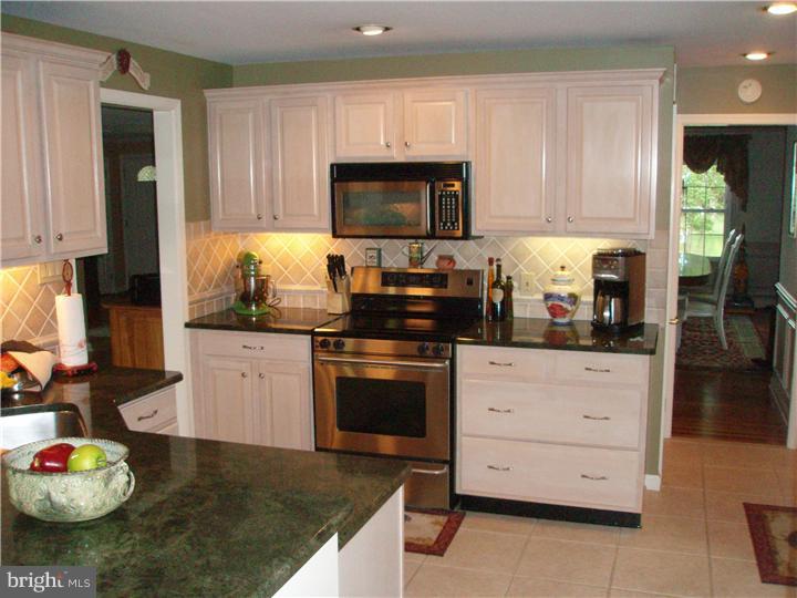 58 Mallard Road Holland, PA 18966 - Photo 8 of 25 Kitchen
