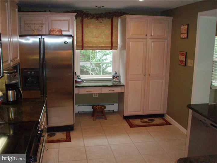 58 Mallard Road Holland, PA 18966 - Photo 9 of 25 Kitchen