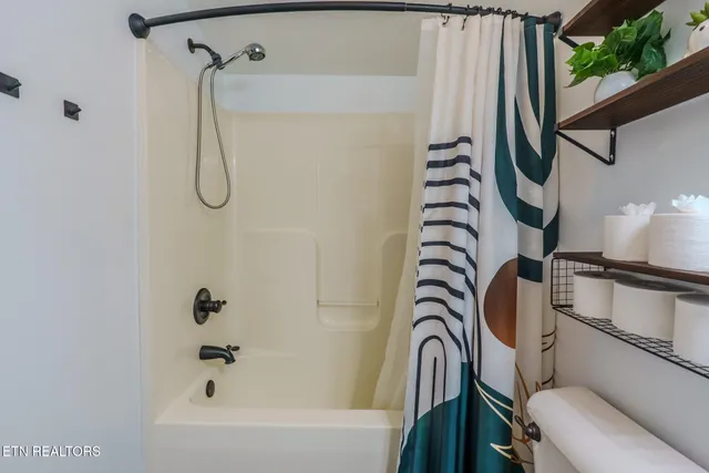 $429,900 | 7159 Grizzly Creek Lane, Powell, TN 37849