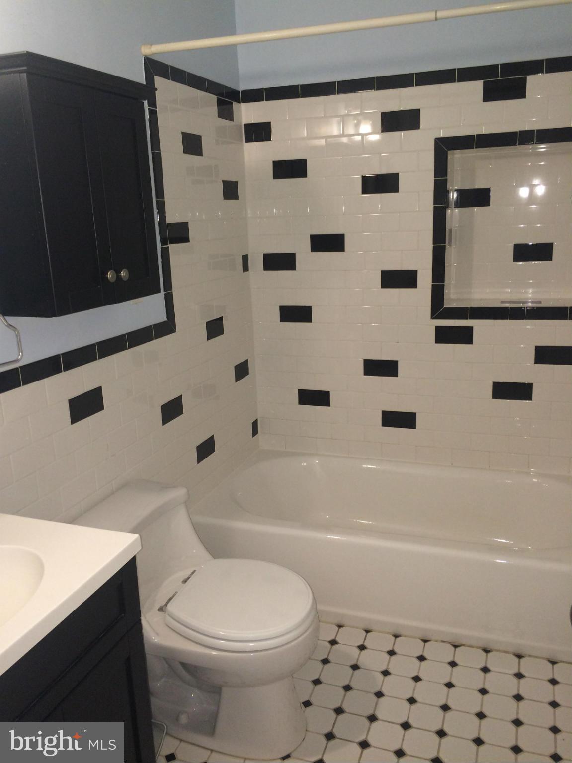 3662 Falls Road Baltimore, MD 21211 - Photo 16 of 28 2nd Floor Ceramic Bath