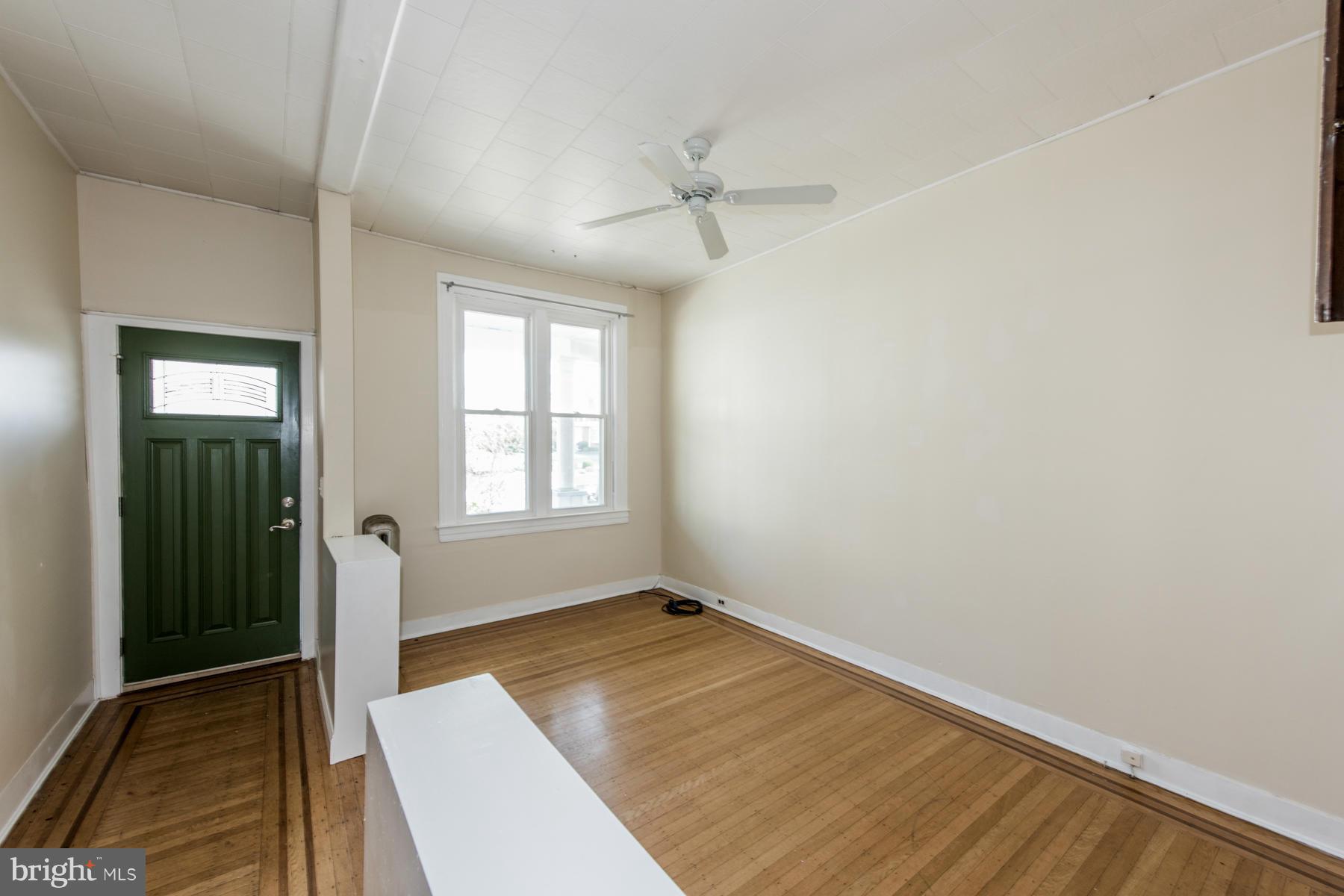 3662 Falls Road Baltimore, MD 21211 - Photo 3 of 28 Bright Living Room