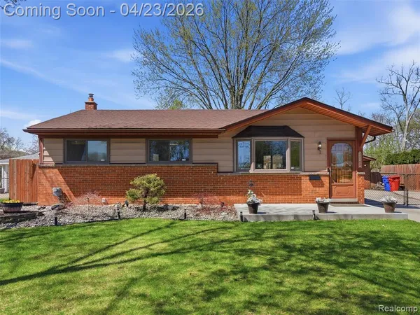 $262,000 | 33143 Vista Way, Fraser, MI 48026