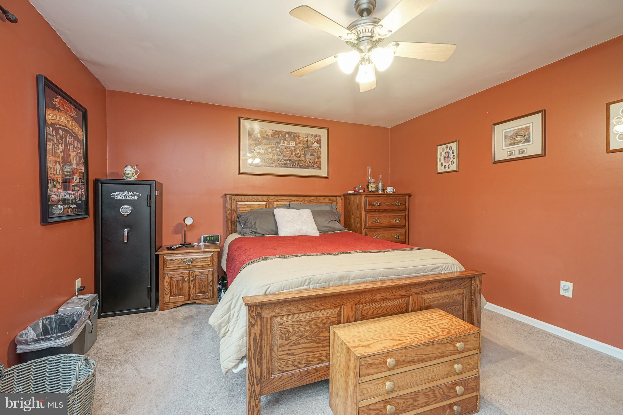 121 Oak Road Williamstown, NJ 08094 - Photo 14 of 25 Primary Bedroom w/Walk-in Closet