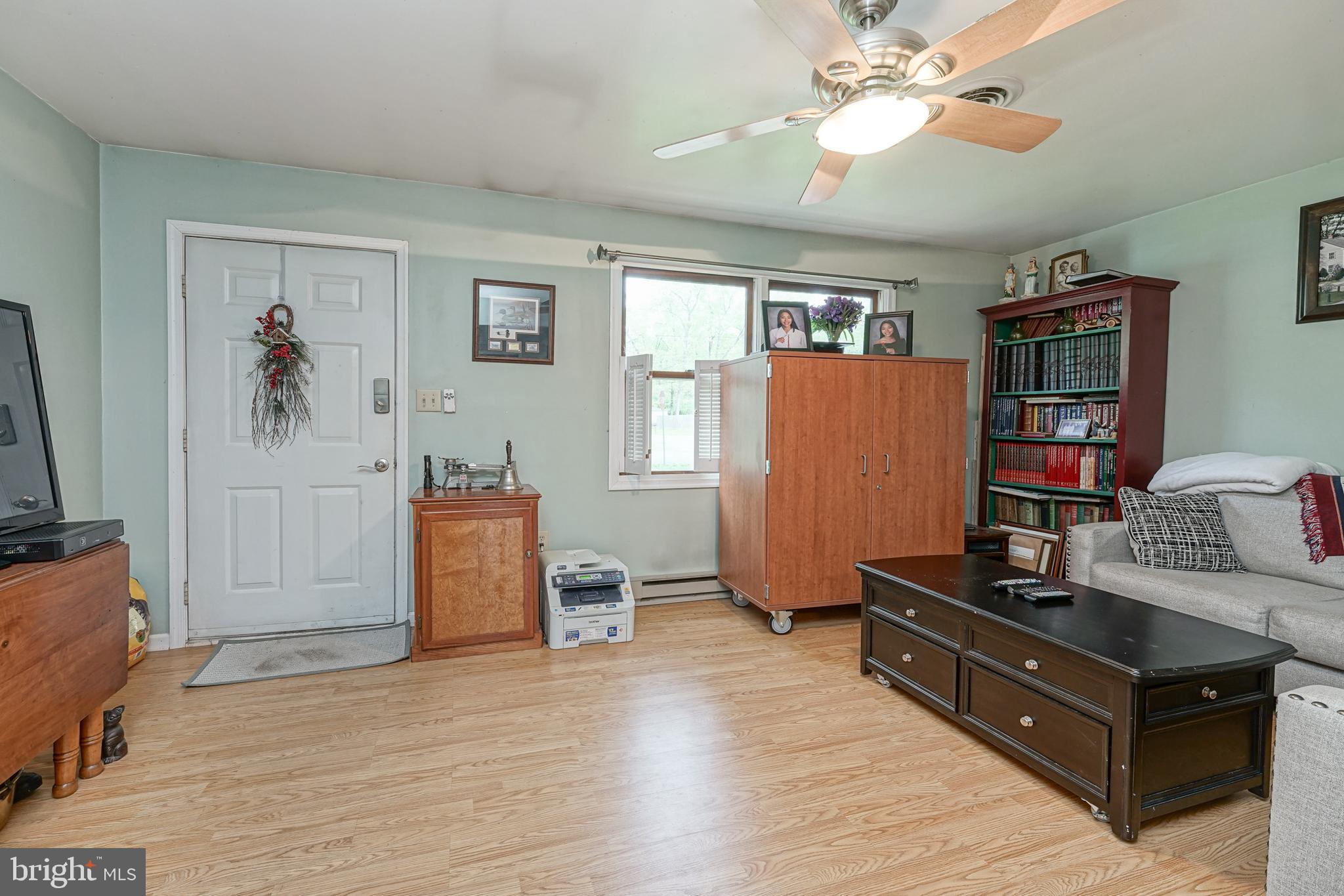 121 Oak Road Williamstown, NJ 08094 - Photo 4 of 25 Living Room w/Ceiling Fan