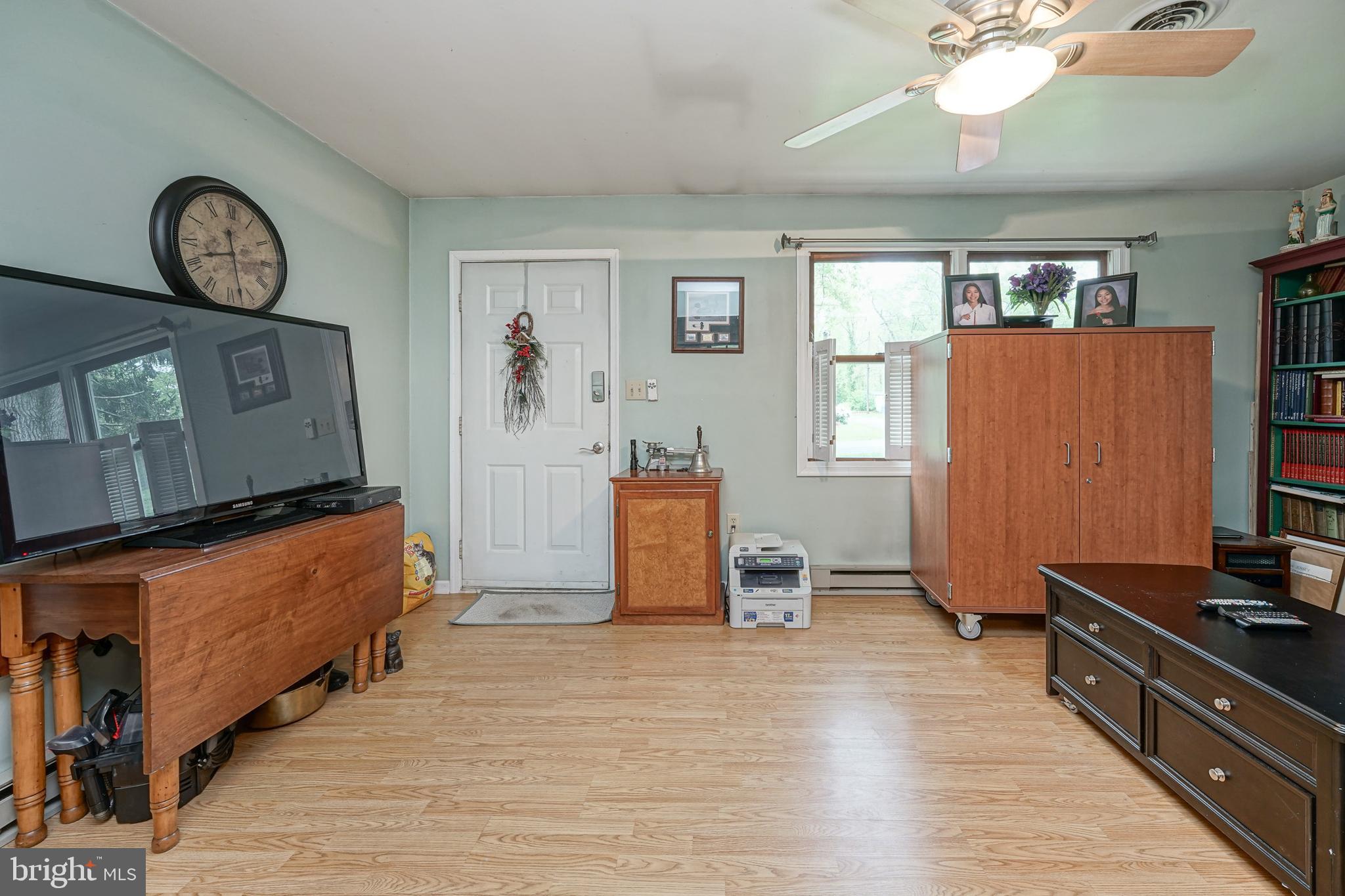 121 Oak Road Williamstown, NJ 08094 - Photo 5 of 25 Living Room w/Laminate Flooring