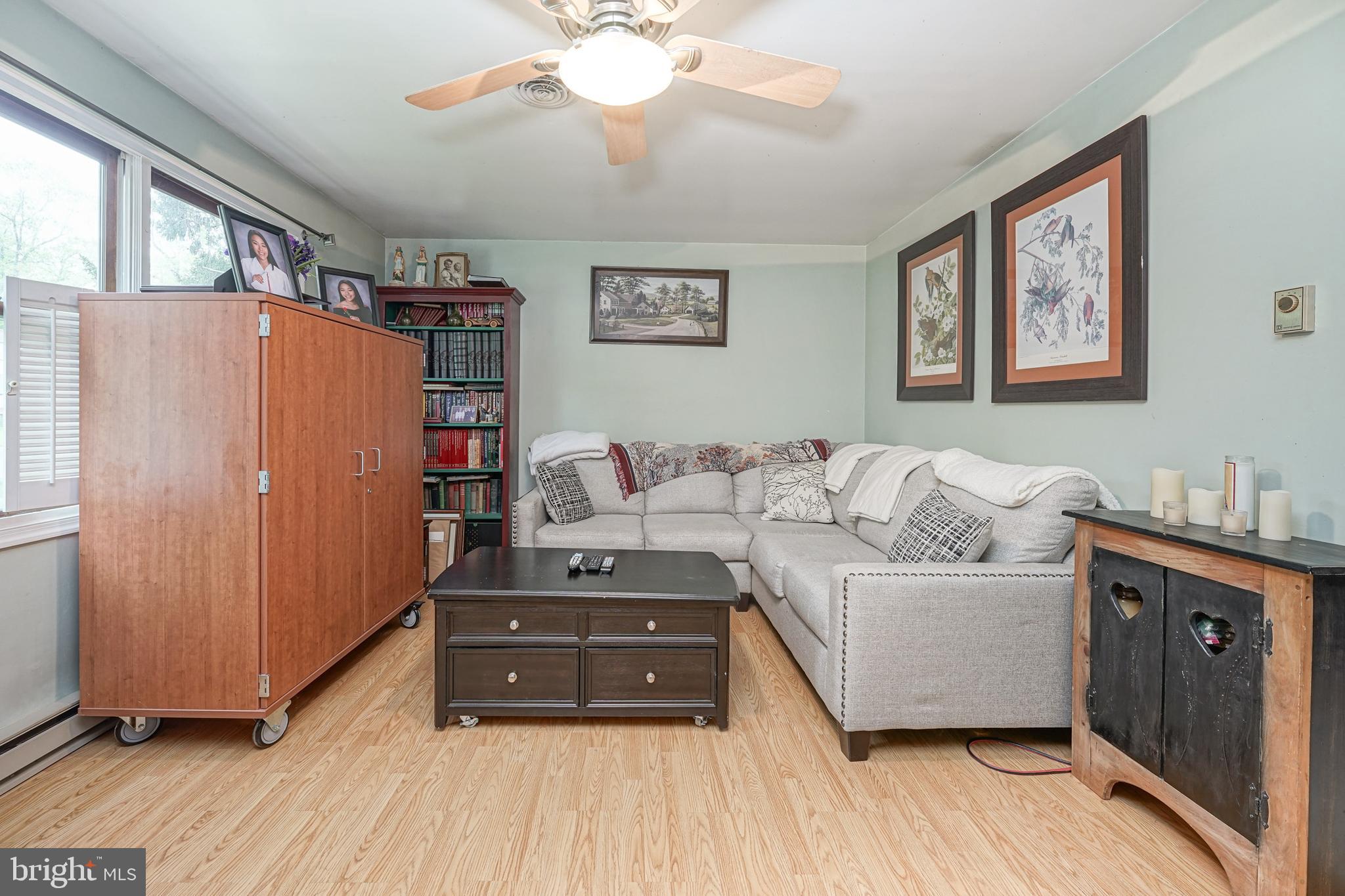 121 Oak Road Williamstown, NJ 08094 - Photo 6 of 25 Living Room