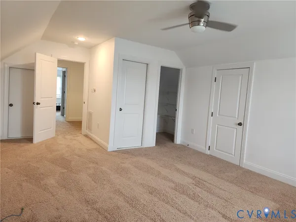 a view of empty room with a ceiling fan