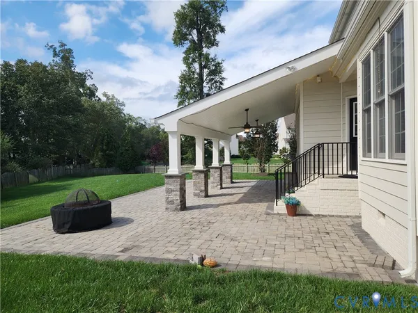 a view of a house with backyard and a garden