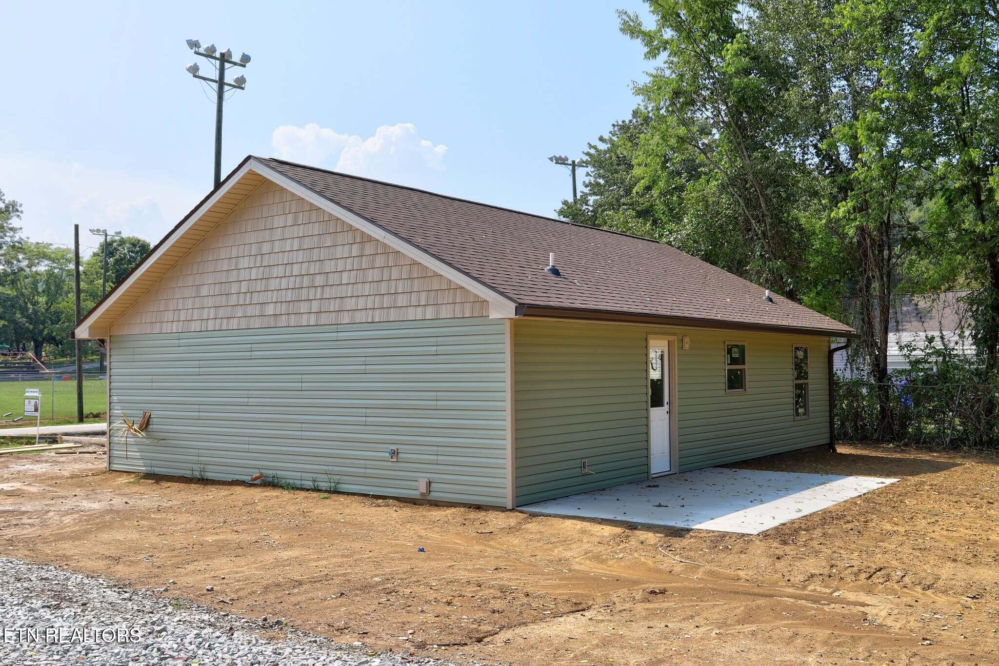 305 South Fowler Street Clinton, TN 37716 - Photo 3 of 10 Side