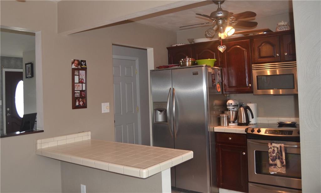 2202 Loucks Road Scottdale, PA 15683 - Photo 7 of 19 Kitchen with peninsula which provides extra counter space.